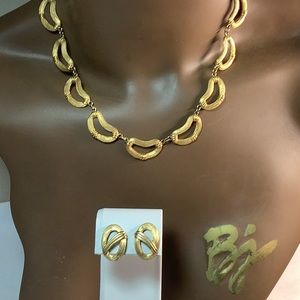 Vintage Monet necklace and pierced earrings set Gold tone.